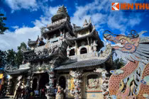 Khám phá ngôi chùa ve chai nổi tiếng ở Đà Lạt