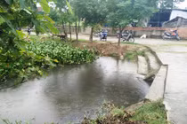 Thương tâm bé trai 2 tuổi rơi xuống cống chết đuối 