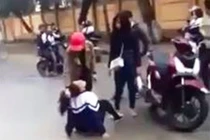 Hà Tĩnh: Nữ sinh lớp 10 bị đánh, nhục mạ trước cổng trường