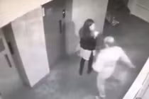 Video: Tên cướp tàn bạo đánh té xỉu cô gái trẻ