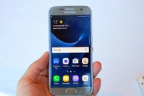 Cận cảnh điện thoại Samsung Galaxy S7: Lưng cong, chống nước