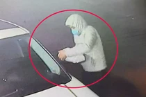 Video: Xế hộp bị đạo chích “vặt” 2 gương nhanh như chớp