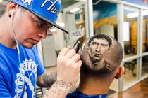 Bái phục tài “điêu khắc” chân dung người nổi tiếng trên đầu