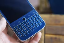 Cận cảnh BlackBerry Classic màu xanh cực độc ở Việt Nam