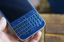 Cận cảnh BlackBerry Classic màu xanh cực độc ở Việt Nam