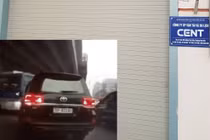 Hé lộ chủ nhân thực sự của Land Cruiser “hô biến” từ biển trắng sang xanh?