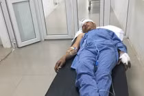 Thanh niên tâm thần bị hàng xóm chém trọng thương vì làm đổ tường