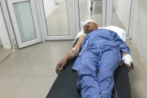 Thanh niên tâm thần bị hàng xóm chém trọng thương vì làm đổ tường