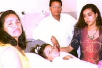 Nhờ cú đẩy của mẹ, bé gái thoát khỏi máy bay nổ khiến 51 người thiệt mạng