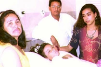 Nhờ cú đẩy của mẹ, bé gái thoát khỏi máy bay nổ khiến 51 người thiệt mạng