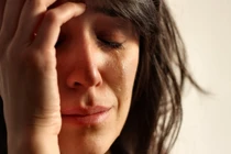 Bị người tình đem “dâng” cho bạn mà vẫn yêu mù quáng