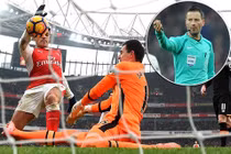 Sanchez dùng tay ghi bàn, trọng tài công nhận rồi... xin lỗi 