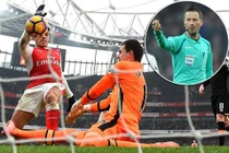 Sanchez dùng tay ghi bàn, trọng tài công nhận rồi... xin lỗi 