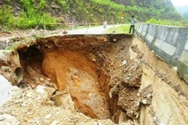 Thanh Hóa: "Hố tử thần" rộng 9 m chia cắt quốc lộ 16 