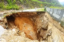 Thanh Hóa: "Hố tử thần" rộng 9 m chia cắt quốc lộ 16 