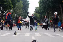 Hình ảnh ngày đầu năm mới ở phố đi bộ Hồ Gươm, Hà Nội