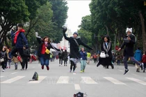 Hình ảnh ngày đầu năm mới ở phố đi bộ Hồ Gươm, Hà Nội