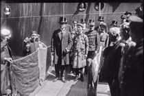 Cảnh người Pháp đón tiếp vua Khải Định năm 1922