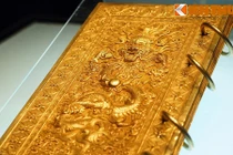 Ngắm bộ sưu tập sách bằng vàng ròng của nhà Nguyễn