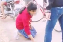 Thiếu nữ ép nữ sinh lớp 7 quỳ xuống đất, bốc cát ăn