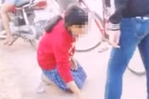 Thiếu nữ ép nữ sinh lớp 7 quỳ xuống đất, bốc cát ăn