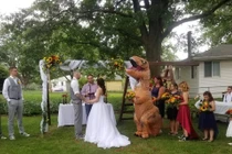 Chết cười đám cưới với phù dâu… “khủng long bạo chúa“