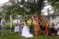 Chết cười đám cưới với phù dâu… “khủng long bạo chúa“