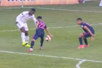 Trọng tài bỏ hai quả phạt đền, HAGL thua đau CLB Sài Gòn!