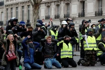 Biểu tình quỳ gối - hình ảnh lạ trong phong trào "Áo vàng" ở Pháp