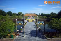 Cây cầu cổ với cặp cổng đồng nguyên khối ở Hoàng thành Huế