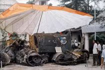 Xem triển lãm xác máy bay Mỹ ở Hà Nội năm 1973