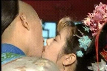 Hôn ngấu nghiến bạn diễn, mỹ nam nhận cả 'rổ gạch đá' vì kém sang