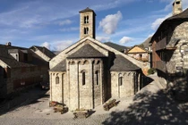 Tận mục loạt nhà thờ cổ độc đáo của xứ Catalan 