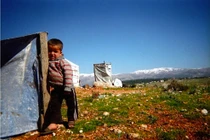 Cận cảnh cuộc sống khốn khổ của trẻ em ở trại tị nạn