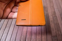 Sốc: Mặt lưng bọc da của smartphone LG G4 dễ bong tróc