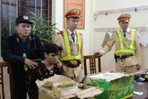 Bắt nam thanh niên một mình vận chuyển 73 bánh heroin