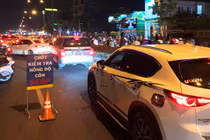 Gặp chốt CSGT, "ma men" dùng chiêu đổi tài, xin uống nước