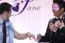  Bịt mắt tìm vợ, chú rể bị cả hội trường "troll" không thương tiếc