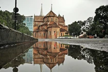 Ảnh chụp Sài Gòn kiểu soi vũng nước bằng smartphone kịch độc