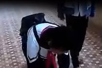 Bức xúc nữ sinh bắt bạn học quỳ, bò dọc hành lang