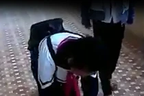 Bức xúc nữ sinh bắt bạn học quỳ, bò dọc hành lang
