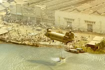 Xem trực thăng Mỹ “múc nước” chữa cháy Sài Gòn trước 1975