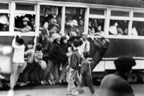 Tận mục cảnh trẻ em nhảy tàu điện ở Hà Nội năm 1973