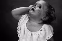 Xót lòng bộ ảnh cha chụp con gái tự kỷ suốt 30 năm 