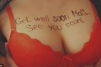 Ảnh sốc về dịch vụ nhắn tin trên ngực gái đẹp