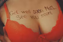 Ảnh sốc về dịch vụ nhắn tin trên ngực gái đẹp