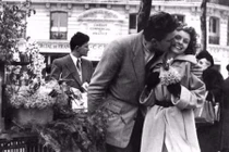 Ấn tượng loạt ảnh những nụ hôn lịch sử trên đường phố Paris