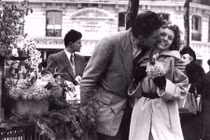 Ấn tượng loạt ảnh những nụ hôn lịch sử trên đường phố Paris