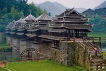 Chiêm ngưỡng tuyệt tác nhà cầu trăm tuổi ở Trung Quốc