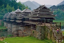 Chiêm ngưỡng tuyệt tác nhà cầu trăm tuổi ở Trung Quốc